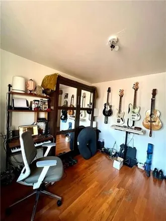 Image 8 - 1830 Linden Street, New York, NY 11385, USA - House for sale