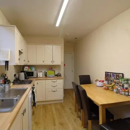Rent this 5 bed townhouse on Blenheim Point in Blandford Gardens, Leeds