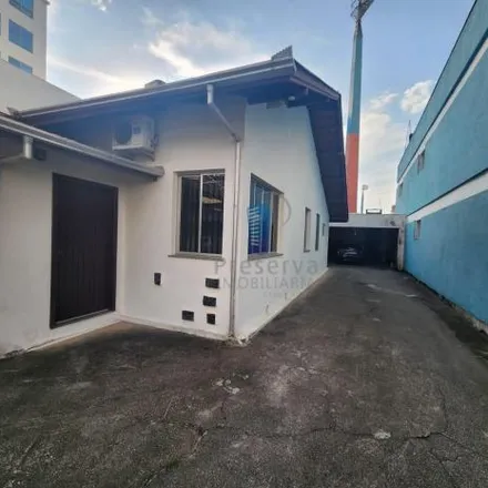 Rent this 4 bed house on Estádio Doutor Hercílio Luz in Rua Doutor Nereu Ramos, Centro