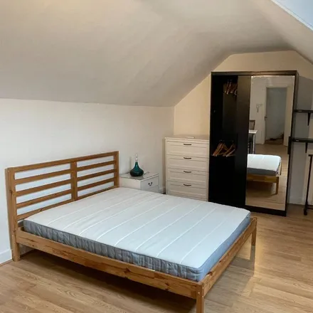 Rent this 4 bed room on Kingston Hill in London, KT2 7NQ