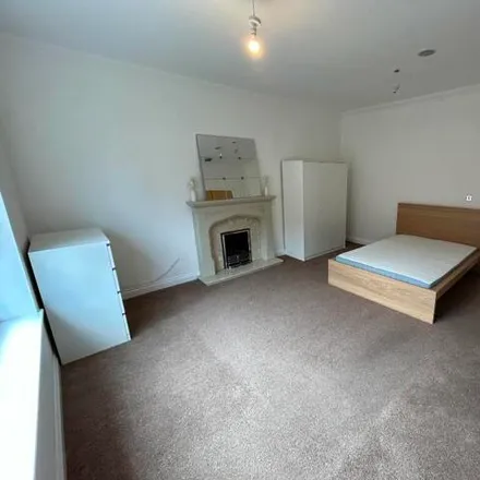 Rent this 6 bed townhouse on Featherstone Grove in Newcastle upon Tyne, United Kingdom