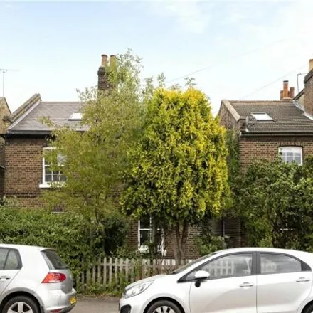 Buy this 2 bed duplex on Elm Park in London, SW2 1AF