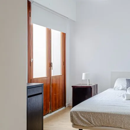 Rent this 6 bed room on La Oveja Negra in Calle Blasco Ibáñez, 69