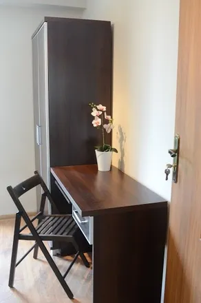 Rent this 4 bed room on Przy Agorze 5 in 01-960 Warsaw, Poland