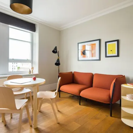 Image 1 - J. Sheekey, 28-34 Saint Martin's Court, London, WC2N 4AL, United Kingdom - Apartment for rent