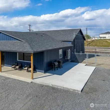 Buy this 3 bed house on 991 South Penn Ivy Street in Moses Lake, WA 98837