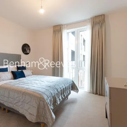 Image 4 - Inglis Way, London, NW7 1TP, United Kingdom - House for rent