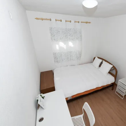 Rent this 3 bed room on Mundo Nipón in Avenida de las Ciudades, 42