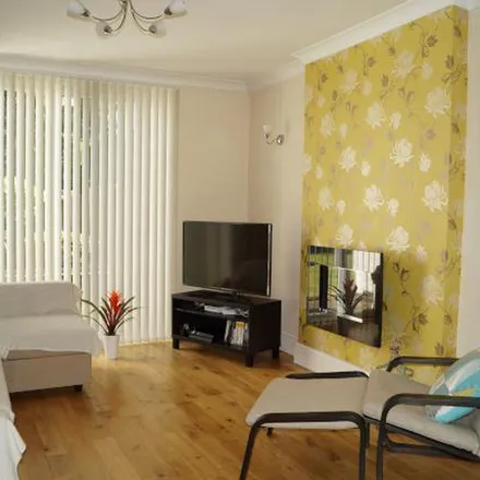 Rent this 3 bed apartment on 27 Kingswood Road in Wollaton, NG8 1LD