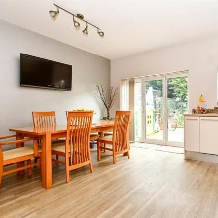 Buy this 3 bed townhouse on Melrose Avenue in Lonesome, London