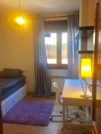 Rent this 4 bed room on Madrid in Calle Gaudí, 28660 Boadilla del Monte