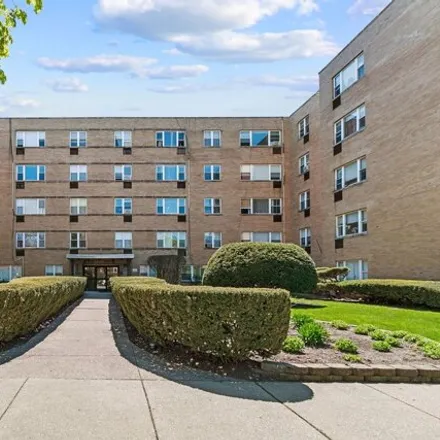 Buy this 2 bed condo on 2115-2125 West Farwell Avenue in Chicago, IL 60645