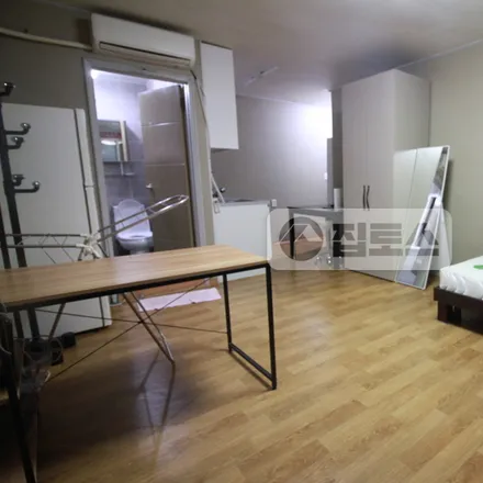 Rent this studio apartment on 서울특별시 강남구 대치동 923-31