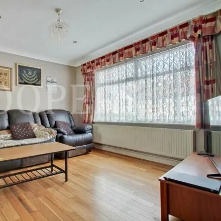 Image 4 - Review Road, London, NW2 7BH, United Kingdom - Townhouse for sale