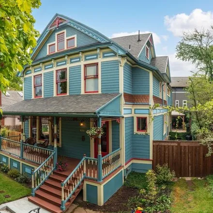 Buy this 4 bed house on 4004 Se Yamhill St in Portland, Oregon