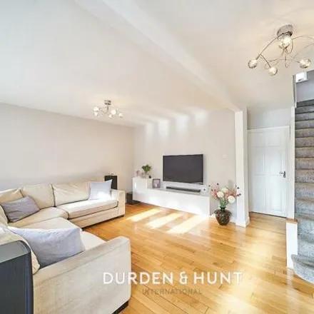 Image 4 - Peartree Gardens, London, RM7 8HT, United Kingdom - Townhouse for sale