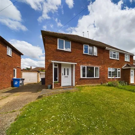Rent this 3 bed duplex on Ray Lea Close in Maidenhead, SL6 8QN