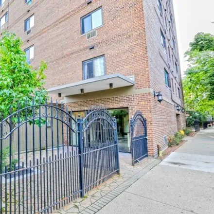 Rent this 2 bed condo on 607 West Wrightwood Avenue in Chicago, IL 60614