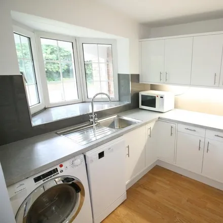 Image 2 - Linkfield Lane, Redhill, RH1 1JH, United Kingdom - Townhouse for rent