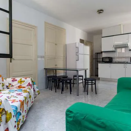Rent this 9 bed apartment on Madrid in Five Guys, Gran Vía