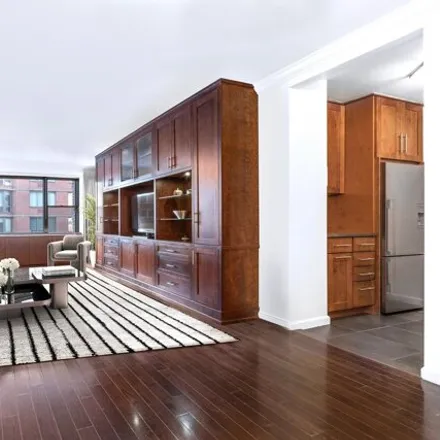Image 2 - 304 East 64th Street, New York, NY 10065, USA - Apartment for sale