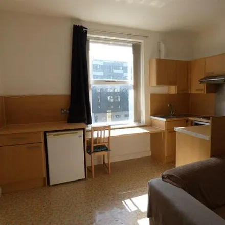 Image 3 - Bankfield Road, Huddersfield, HD1 3HW, United Kingdom - Apartment for rent