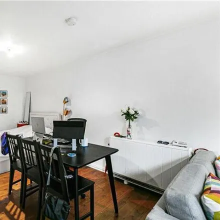 Image 5 - Wellesley Road, London, London, W4 - Apartment for sale
