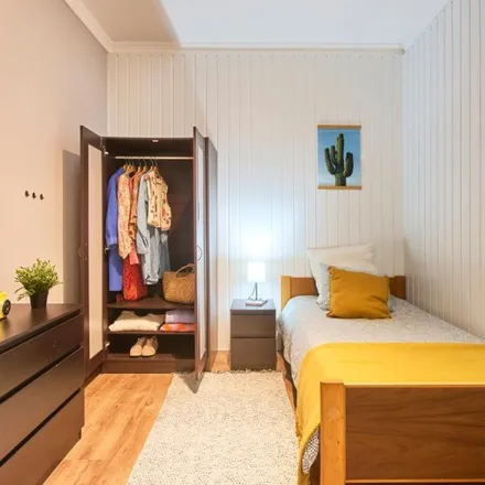 Rent this 6 bed room on Rua Doutor Álvaro de Castro in 1600-021 Lisbon, Portugal