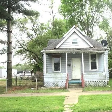Buy this 2 bed house on 1634 West Millman Street in Peoria, IL 61605