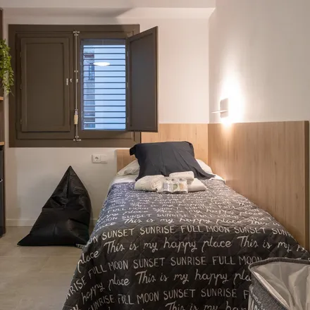 Rent this 7 bed room on Namua Gastronomic in Plaça de Vicent Iborra, 9