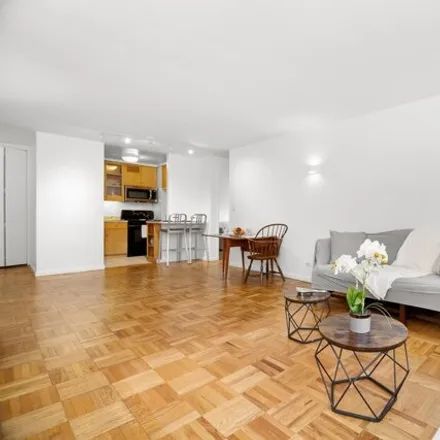Image 1 - 301 East 69th Street, New York, NY 10021, USA - Apartment for sale