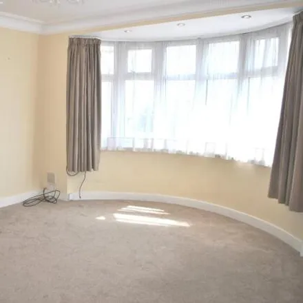 Image 5 - Aberdale Gardens, Potters Bar, EN6 2JF, United Kingdom - Room for rent