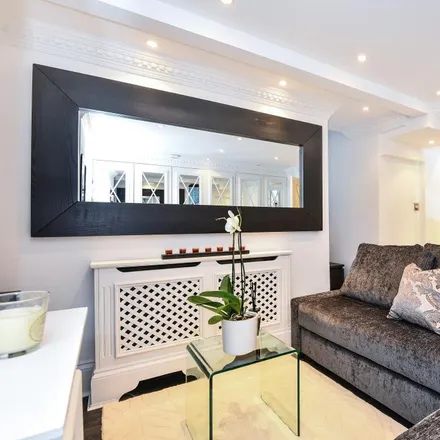Rent this studio apartment on 1 Frognal Gardens in London, NW3 6XA