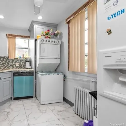Image 3 - 245-26 77th Crescent, New York, NY 11426, USA - Apartment for sale