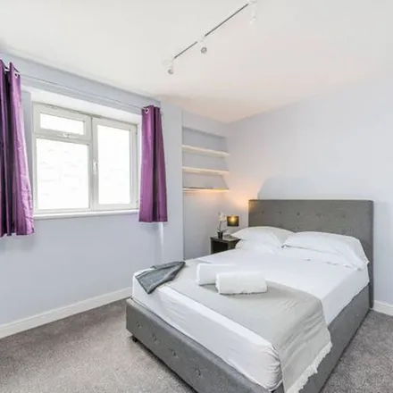 Rent this 3 bed apartment on West End House in 37-47A Chapel Street, London