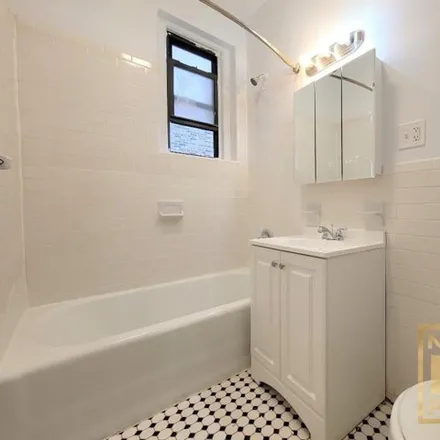 Image 5 - 25-74 33rd Street, New York, NY 11102, USA - Apartment for rent