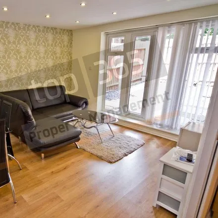 Rent this 6 bed townhouse on 17A Park Road in Nottingham, NG7 1LB