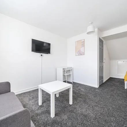 Rent this studio room on 145 East Hill in Dartford, DA1 1SW