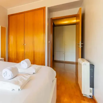 Rent this 2 bed apartment on Academia Contemporânea do Espectáculo in Rua do Mirante, 4050-453 Porto