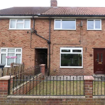 Rent this 3 bed townhouse on Benedict Road in Hull, HU4 7DG