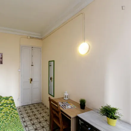 Rent this 5 bed room on Carrer de Roger de Flor in 126, 08013 Barcelona