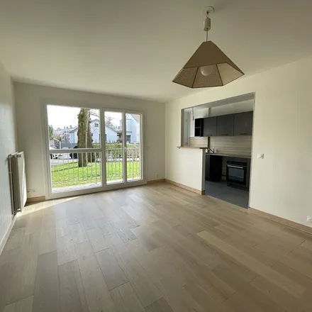 Rent this 3 bed apartment on 1 Mf de la Porte aux Vaches in 77300 Fontainebleau, France
