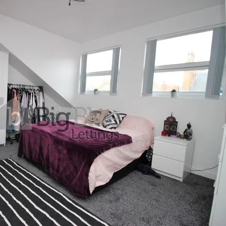 Rent this 5 bed townhouse on John Street in Leeds, LS6 1JE