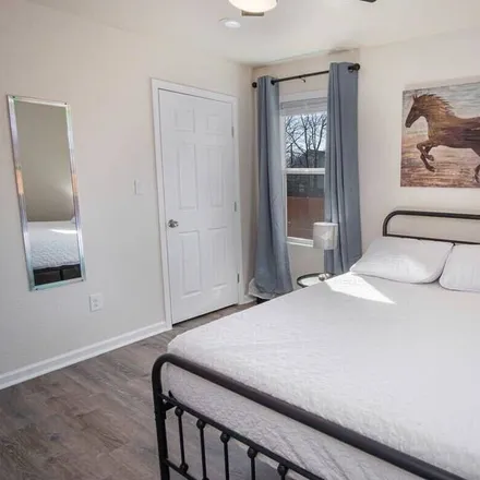 Rent this 2 bed house on San Antonio in Hoefgen Avenue, San Antonio