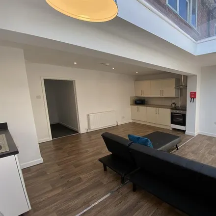 Rent this 6 bed townhouse on 84 Alexandra Crescent in Beeston, NG9 2BQ