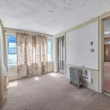 Image 3 - 118-32 200th Street, New York, NY 11412, USA - House for sale