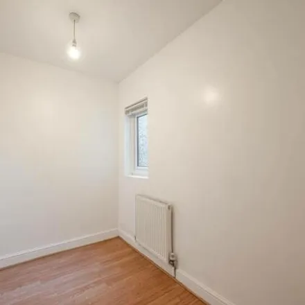 Image 4 - Clitterhouse Road, London, NW2 1DG, United Kingdom - House for rent