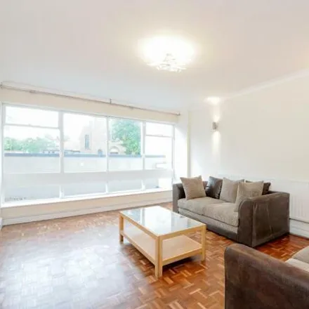 Rent this 2 bed room on Stanhope Avenue in London, N3 3ND