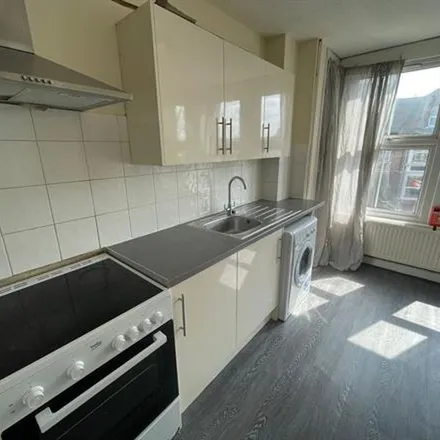 Image 3 - Priory Road, High Wycombe, HP13 6SL, United Kingdom - Apartment for rent
