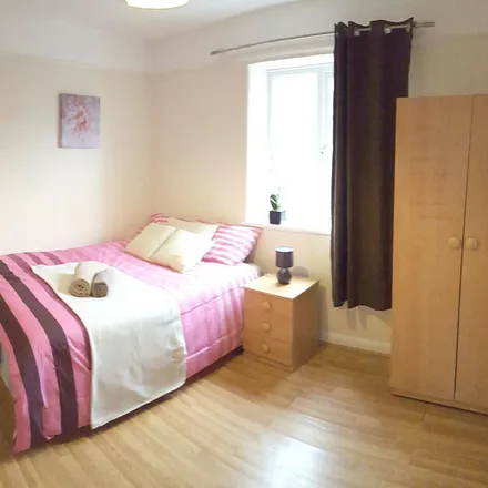Rent this 6 bed room on 23 Clematis Street in London, W12 0QQ